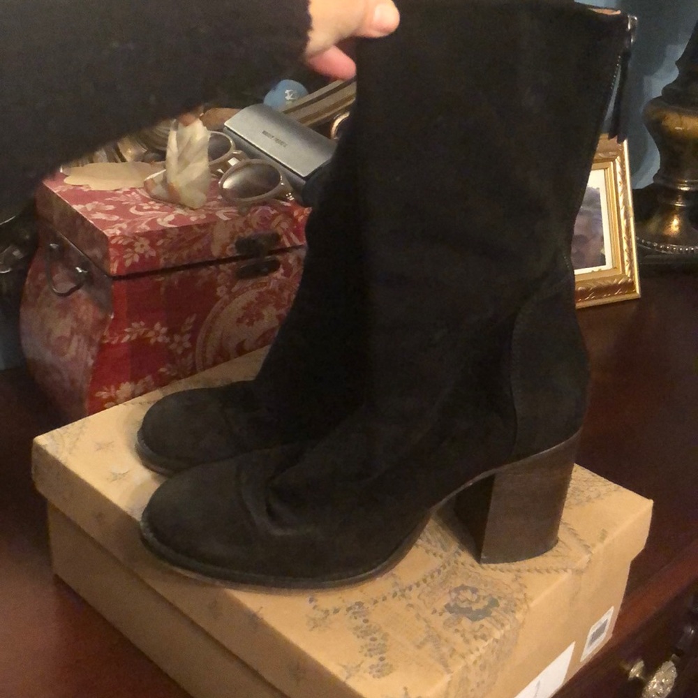 Free People Elle block heel boot. Blk suede